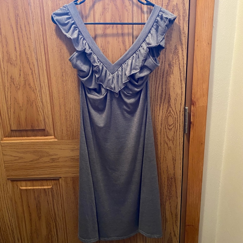 Very cute ruffle strap v-cut summer dress.